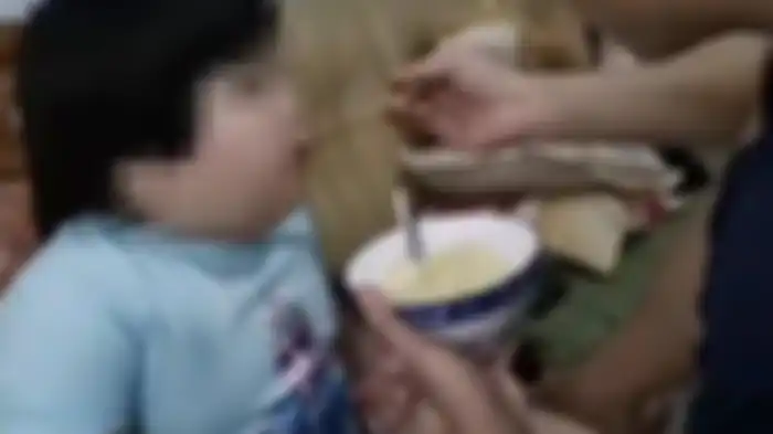 Miris, bocah 3 tahun dipaksa makan hanya demi sebuah konten