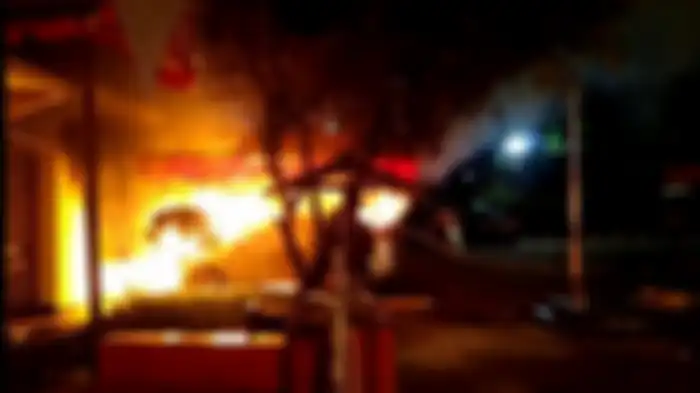 Polsek Ciracas dibakar massa.