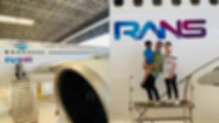 Raffi Ahmad pamer logo RANS yang terpampang jelas di pesawat Garuda Indonesia