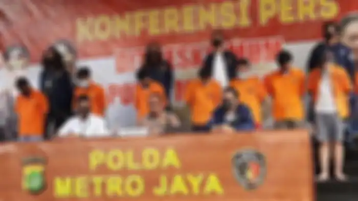 Polisi menggerebek pesta gay di Kuningan Suite, Jakarta Selatan dan salah satu peserta ternyata mengidap penyakit menular HIV/AIDS.
