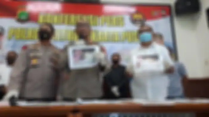 Kabid Humas Polda Metro Jaya Kombes Pol Yusri Yunus (tengah) saat jumpa pers kasus wanita WN Maroko diduga aniaya anak, di Polres Metro Jakarta Pusat, Senin (7/9/2020). 