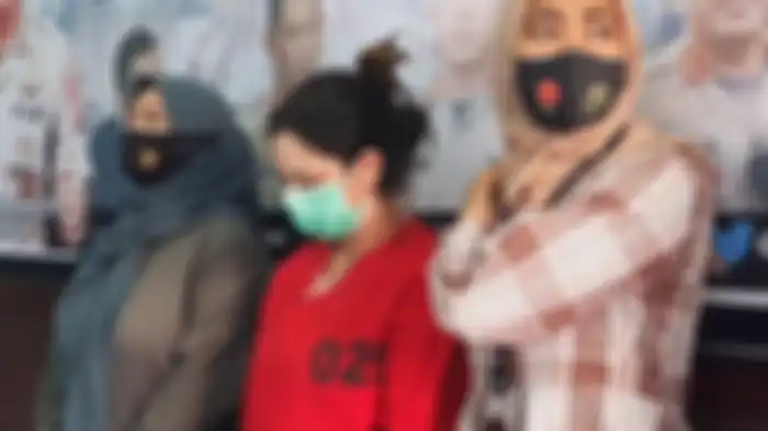 ML (29), pelaku dugaan pembunuhan berencana terhadap putrinya, SHA (5), di Kantor Polres Metro Jakarta Pusat, Senin (7/9/2020) 