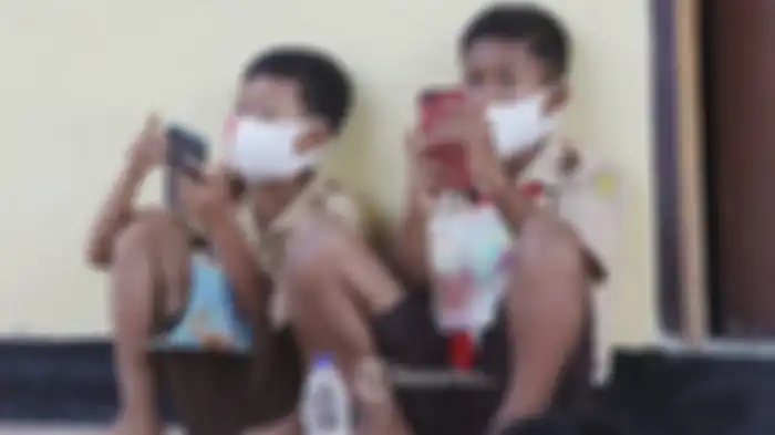 Siswa menjalani pembelajaran jarak jauh.
