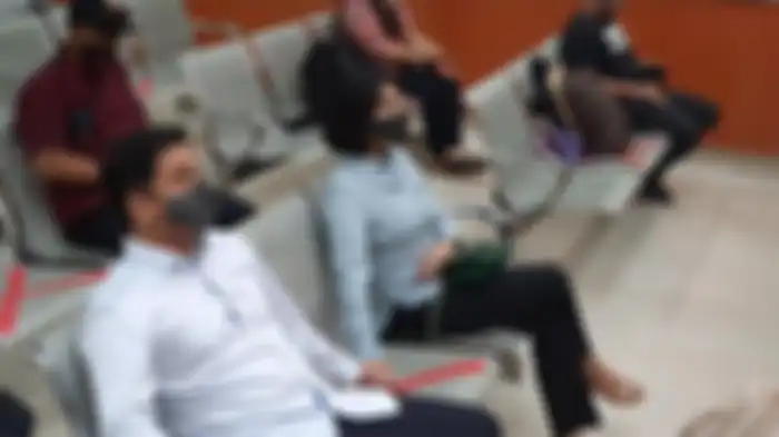 Bibi genggam erat tangan Vanessa sebelum sidang dimulai