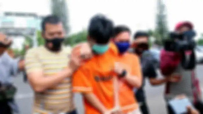 Petugas Kepolisian menggiring Alpin Andria (25) pelaku penusukan Syekh Ali Jaber di Mapolresta Bandar Lampung, Senin (14/9/2020). Polresta Bandar Lampung menetapkan Alpin Andria sebagai tersangka terkait kasus penusuk Syekh Ali Jaber saat memberikan ceramah di Masjid Falahuddin Tanjungkarang Bandar 
