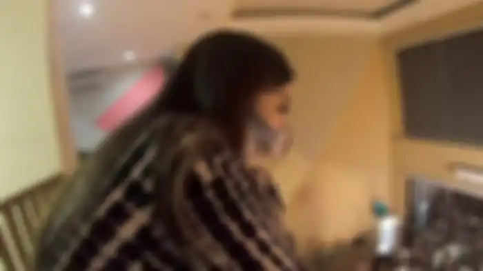 Syahnaz Sadiqah tepergok nonton NOAH dari lantai 2 rumah Nagita Slavina. 
