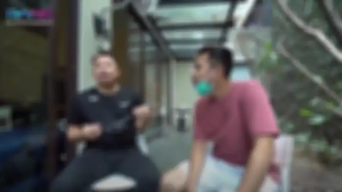 Baru sehari bebas dari penjara, Vicky Prasetyo langsung mendatangi rumah artis kondang, Raffi Ahmad.  