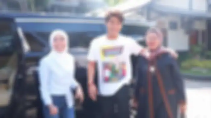 Rizky Billar, Lesti Kejora, dan Rosmala Dewi saling bercanda, ditayangkan di YouTube Rizky Billar, Kamis (17/9/2020). 