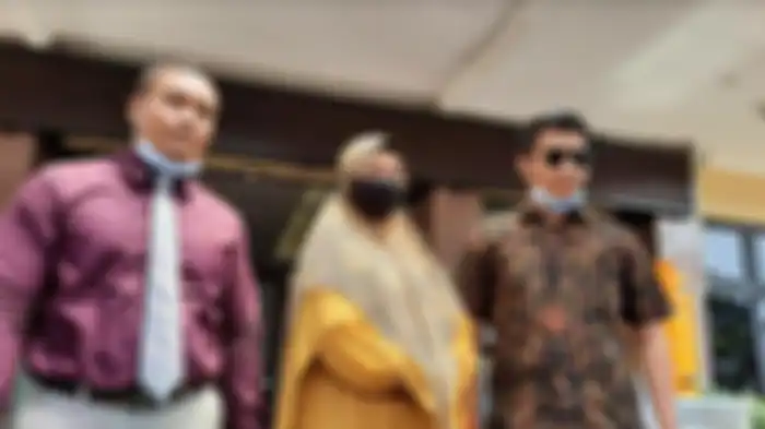 Happy Hariadi bersama tim kuasa hukumnya usai menjalani pemeriksaan di Polres Metro Jakarta Selatan, Senin (21/9/2020).