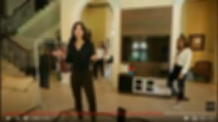 Artis Nia Ramadhani tak segan menunjukkan dan mencoba baju termurah miliknya.