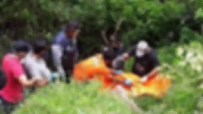 PERSONEL Polres Tanah Karo melakukan evakuasi jenazah Mr X yang ditemukan di jurang kawasan Tahura, Jumat (19/9/2020) kemarin. Belakangan diketahui Mr X adalah Asiong, korban pembunuhan sadis. 