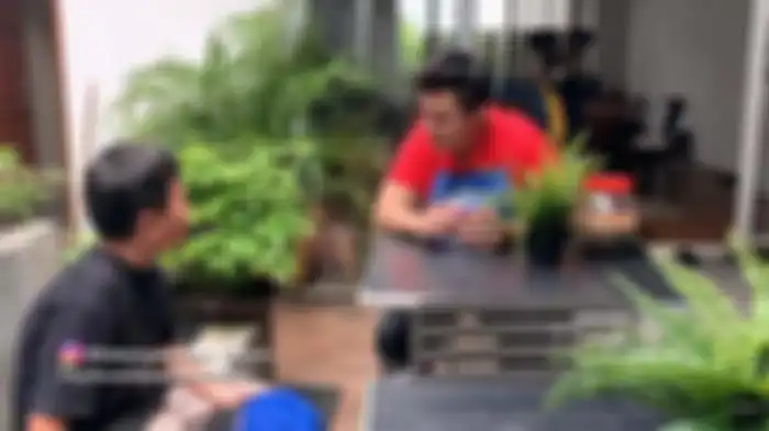 Baim Wong berbincang dengan Gilang, bocah putus sekolah yang ditolongnya 