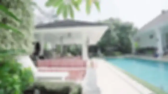 Kolam renang dan gazebo di rumah Syahrini