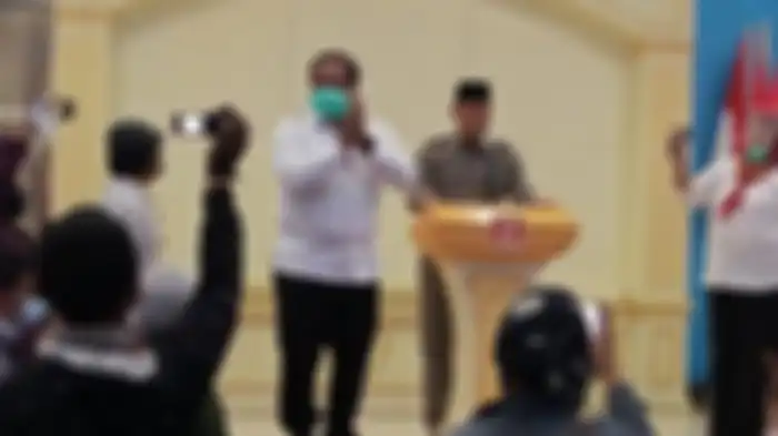 Kepolisian membubarkan Acara Koalisi Aksi Menyelamatkan Indonesia (KAMI) Jatim di Graha Jabal Nur, Surabaya yang juga dihadiri Deklarator KAMI, Gatot Nurmantyo, Senin (28/9/2020).  