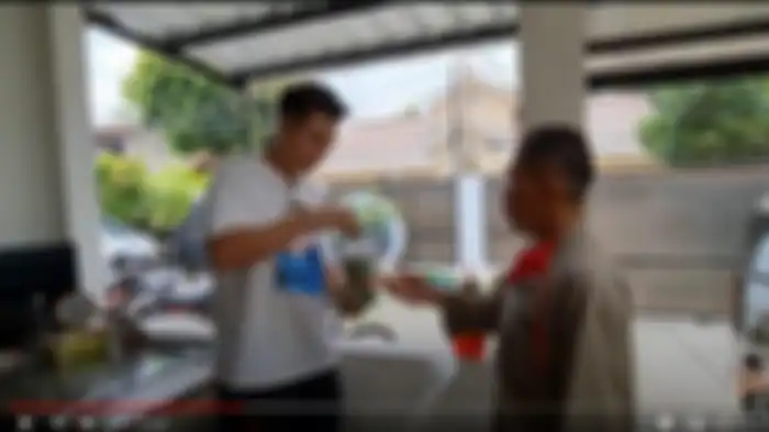 Baim Wong menantang supirnya, pak slamet makan belatung