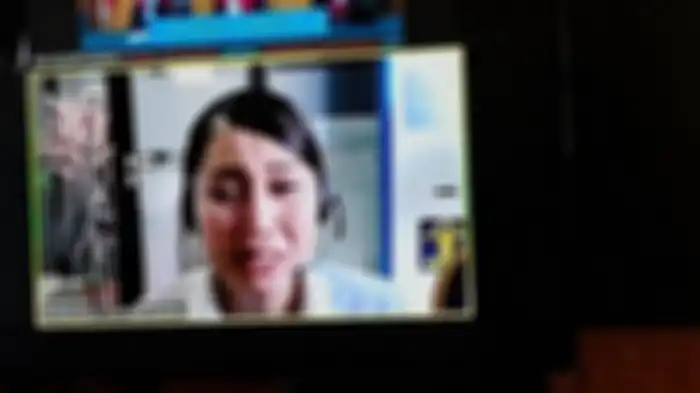 Lucinta Luna menangis dalam sidang beragendakan vonis terkait kasus narkoba yang digelar secara virtual di Pengadilan Negeri Jakarta Barat, Slipi, Jakarta Barat, Rabu (30/9/2020). 