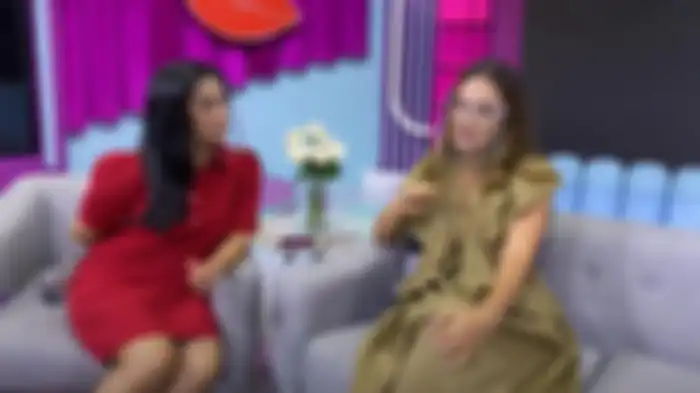 Luna Maya berbincang engan Feni Rose