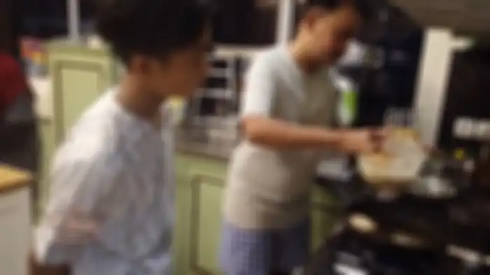 Ruben Onsu tunjukkan kepiawaiannya memasak bakwan di depan Betrand Peto