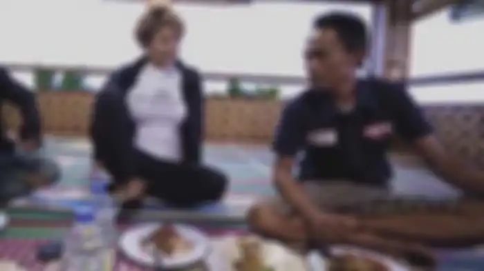 NIkita Mirzani dan Ade Londok yang mengobrol sambil makan 