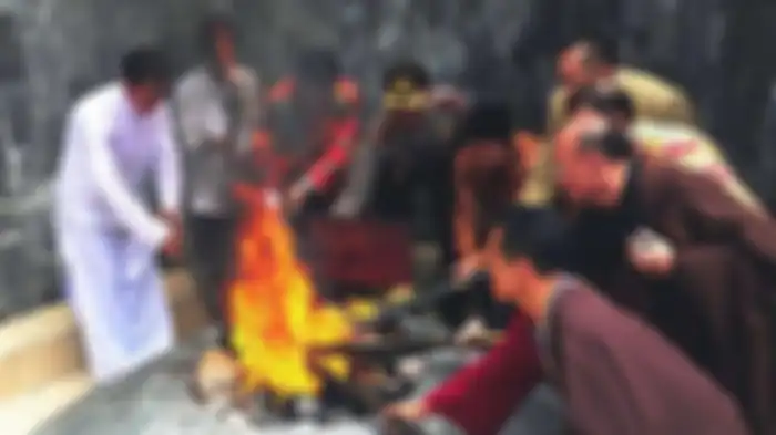 Umat Buddha melakuan ritual pengambilan Api Dhamma Tri Suci Waisak 2562 BE 2018 di obyek wisata Api Abadi Mrapen, Desa Manggarmas, Kecamatan Godong, Kabupaten Grobogan, Jawa Tengah, Minggu (27/5/2018). Api yang diambil ini akan disemayamkan di Candi Mendut hingga keesokan harinya dibawa ke Candi Borobudur sebagai sarana peribadatan perayaan Waisak. 