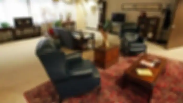 Ruang tamu terlihat di foto-foto suite dari tahun 2007. Tidak diketahui apakah dekorasinya telah diperbarui ()
