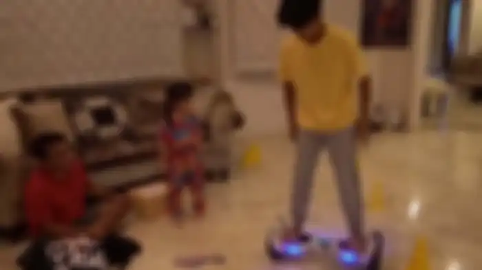 Betrand Peto mencoba hoverboard yang dibelikan Ruben Onsu.