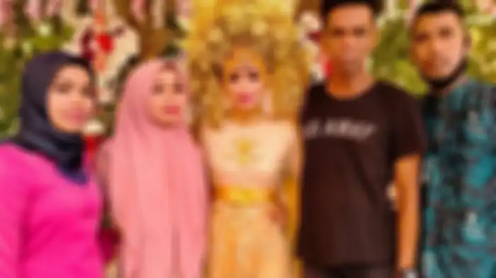mempelai wanita duduk sendirian tanpa ditemani sang suami di atas pelaminan