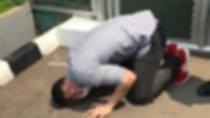 Agung Saga sujud syukur bebas dan keluar dari Rutan Cipinang, Jakarga Timur, Rabu (7/10/2020). 