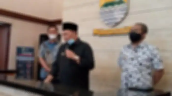 Walikota bandung Oded M Danial (Tengah)