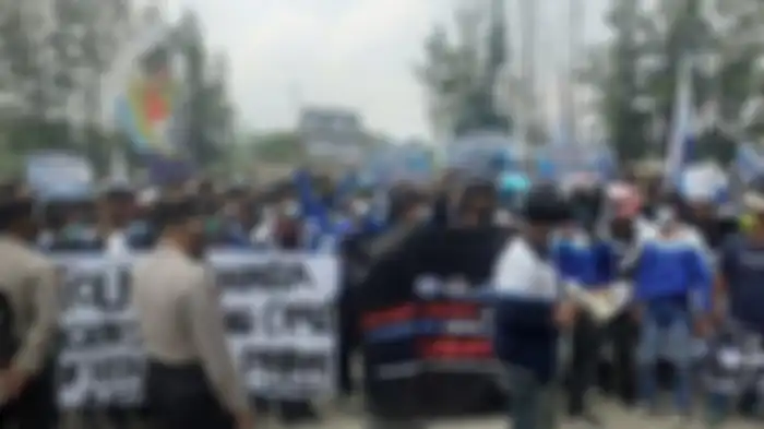 Anggota geng motor XTC Indonesia turut unjuk rasa penolakan pengesahan Undang-undang Omnibus Law Cipta Kerja di Depan Komplek Pemda Kabupaten Bekasi, pada Kamis (8/10/2020).  