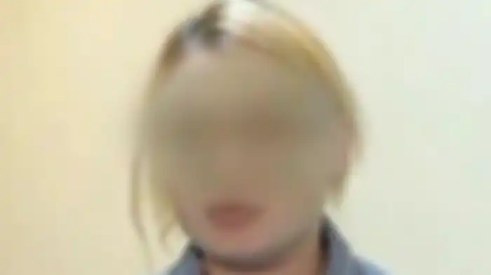 Luiza Gadzhieva, seorang ibu di Rusia yang ditangkap karena menjual bayinya yang baru berusia sepekan. Dia dilaporkan hendak membeli sepatu dari uang penjualan bayinya. 
