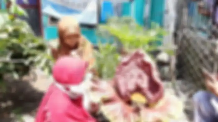 Warga Kampung Gedong, Desa Bojonggede RT 05 RW 10, Kabupaten Bogor, saat mengamati jenis tanaman Suweg yang tumbuh dipekarangan milik Subadi, Kamis (15/10/2020). 