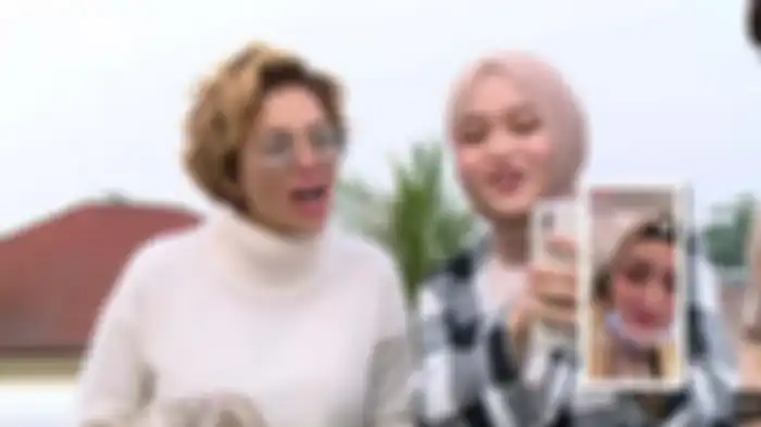 Nikita Mirzani tanya soal ATM Sule ke Nathalie Holscher