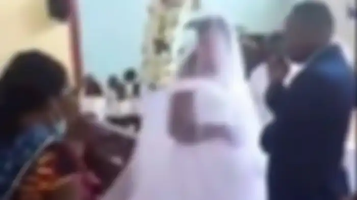 Seorang wanita tiba-tiba datang ke pesta pernikahan dan menyebut si pengantin pria adalah suaminya, dalam kejadian di Lusaka, Zambia. 