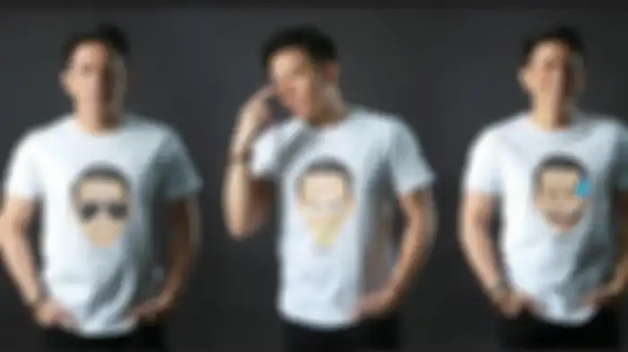 Design kaus bergambar emoticon Ariel NOAH dalam projek A Series. 