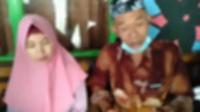 Enceng Dedi didampingi Trena di rumahnya