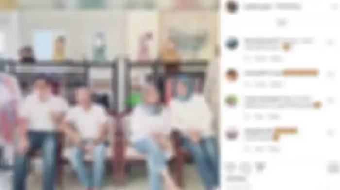 Foto orangtua Ayu Ting Ting dan orangtua Adit Jayusman di sebuah butik. 