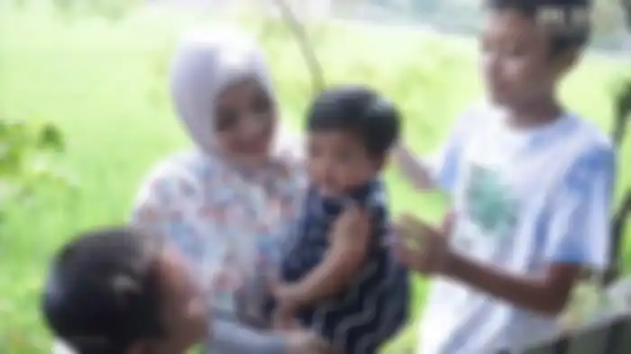 Putri Delina, Rizwan dan Ferdi bersama adik tirinya, Bintang