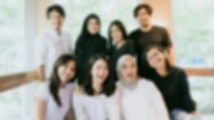 Tika Bravani (depan kedua dari kanan) bersama rekan sesama artisnya, diantaranya Laura Basuki, Ibnu Jamil, Dhini Aminarti dan Dimas Seto, serta Olivia Jensen. 