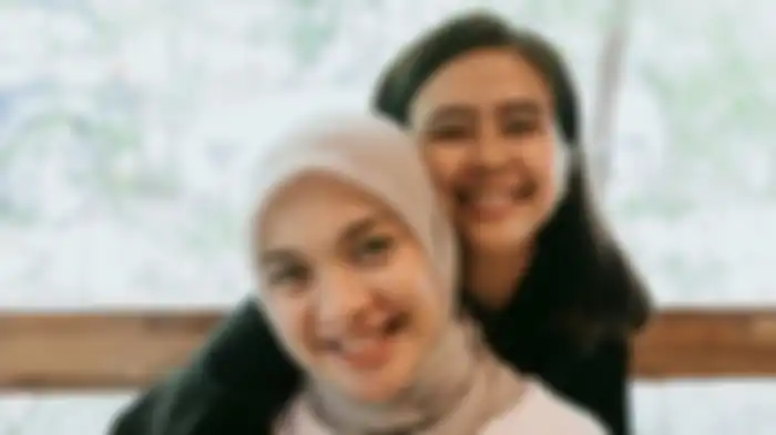 Tika Bravani bersama Dianita Tiastuti, manajernya. Akhir pekan kemarin Tika Bravani pamitan dari sinetron Tukang Ojek Pengkolan. 