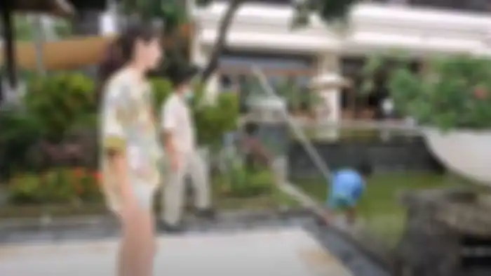 FOTO Anak bungsu Nia Ramadhani, Magika Bakrie membersihkan kolam 