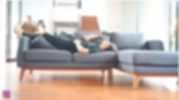 Rizky Billar dalam tayangan di kanal YouTube Bens Sikumbang, Rabu (28/10/2020). Rizky Billar bersantai di sofa rumah barunya. 