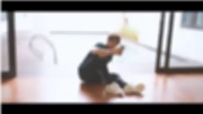Rizky Billar dalam tayangan di kanal YouTube Bens Sikumbang, Rabu (28/10/2020). Rizky Billar bersantai di depan kolam renang. 