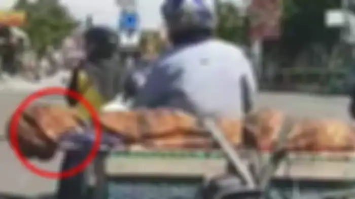 Cuplikan video viral pria Boyolali bawa jenazah ibu pakai bronjong di jok motor