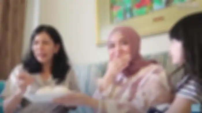 Putri Delina disuapi calon ibu mertua, ibunda Jeffry 