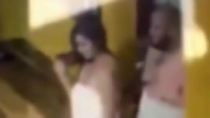 Video perselingkuhan istri yang sengaja diputar suaminya saat pesta syukuran merayakan kehamilan sang istri. Istrinya ternyata dihamili oleh selingkuhannya. 