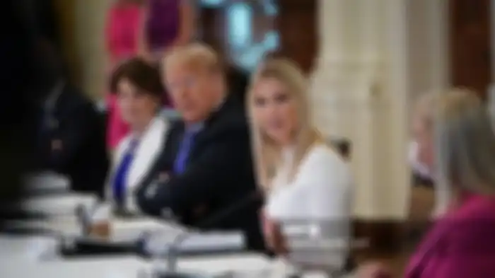 Presiden AS Donald Trump dan putri serta penasihatnya Ivanka Trump (tengah) menghadiri Rapat Dewan Penasihat Kebijakan Tenaga Kerja Amerika di Ruang Timur Gedung Putih di Washington, DC pada 26 Juni 2020.