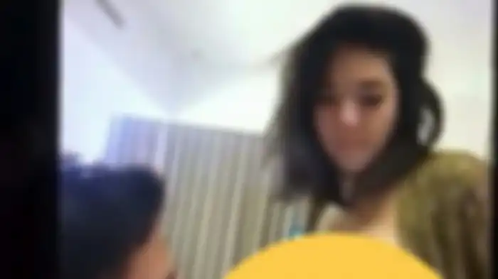 Tangkapan layar yang menunjukkan cewek yang mirip dengan Gisel beradekan syur dalam durasi 18 detik tersebut.