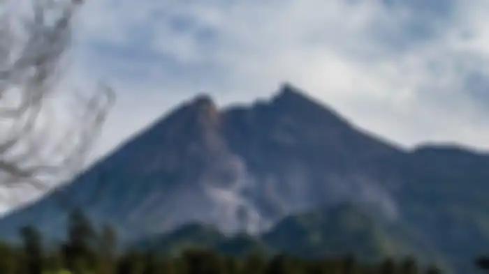 Puncak Gunung Merapi dilihat dari Wisata Kali Talang, Klaten, Jawa Tengah.