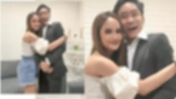 Azka Corbuzier sumringah dipeluk Cinta Laura. 